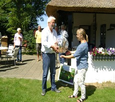 Formanden for De S&oslash;ndre Byer overr&aelig;kker pr&aelig;mien